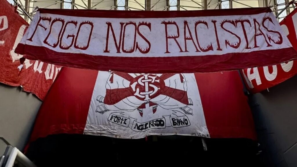 CBF se envolve em polêmica ao ordenar retirada de faixa com frase “Fogo nos Racistas” no Beira-Rio