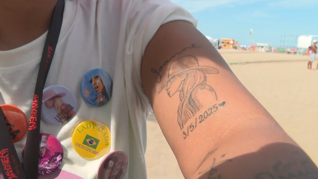 Fã de Lady Gaga tatua data do show em Copacabana e guarda lugar perto do palco: 'Sou sobrevivente por causa dela' | Show da Lady Gaga