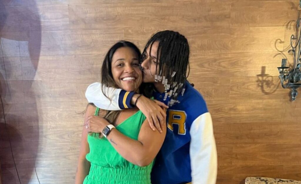 Mãe de Oruam faz apelo emocionado para que o rapper encerre protestos contra prisão de MC Poze