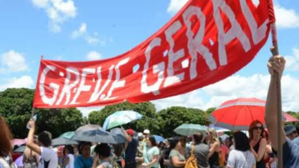 Professores do DF Entram em Greve por Tempo Indeterminado a Partir de Segunda-feira