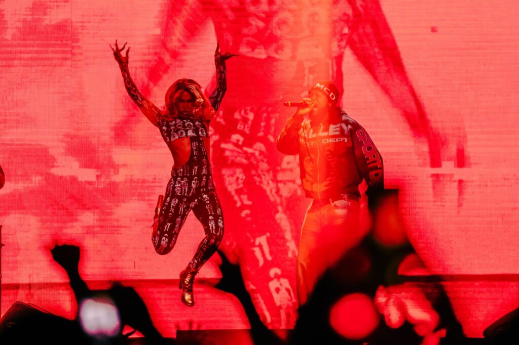 Djonga anuncia turnê nacional com novo show performático do álbum “Quanto Mais Eu Como, Mais Fome Eu Sinto”