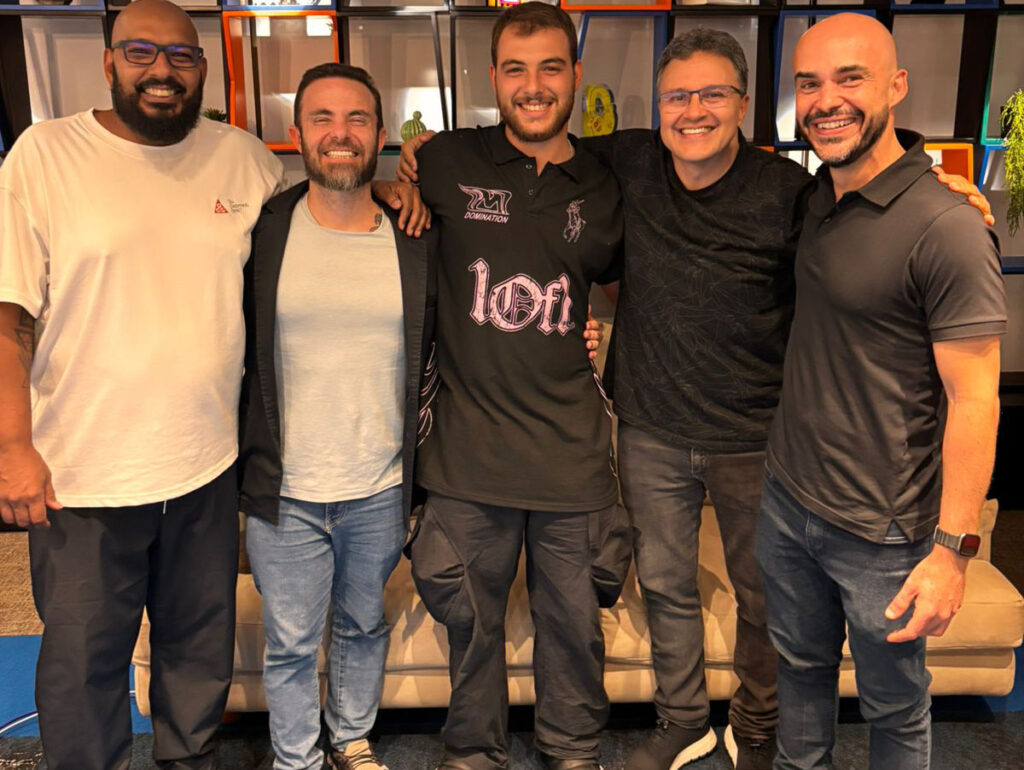 Equipe da Tha House, com Felipe Poeta no centro, e da Universal Music (Crédito: Divulgação)