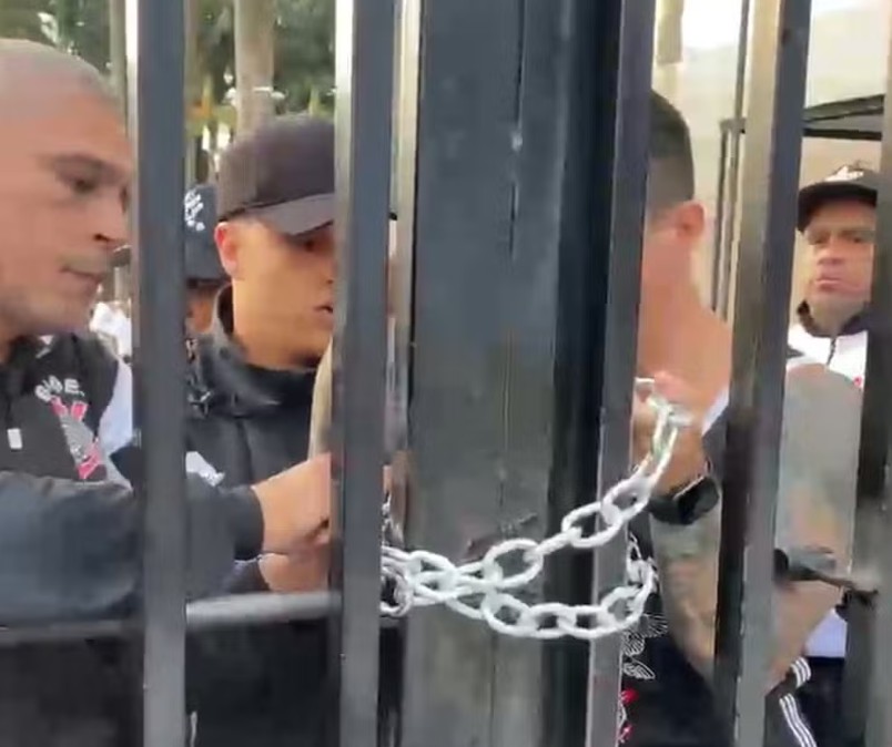 Torcidas Organizadas Invadem Sede do Corinthians e Exigem Mudanças Estruturais: "Fechado por Má Administração"