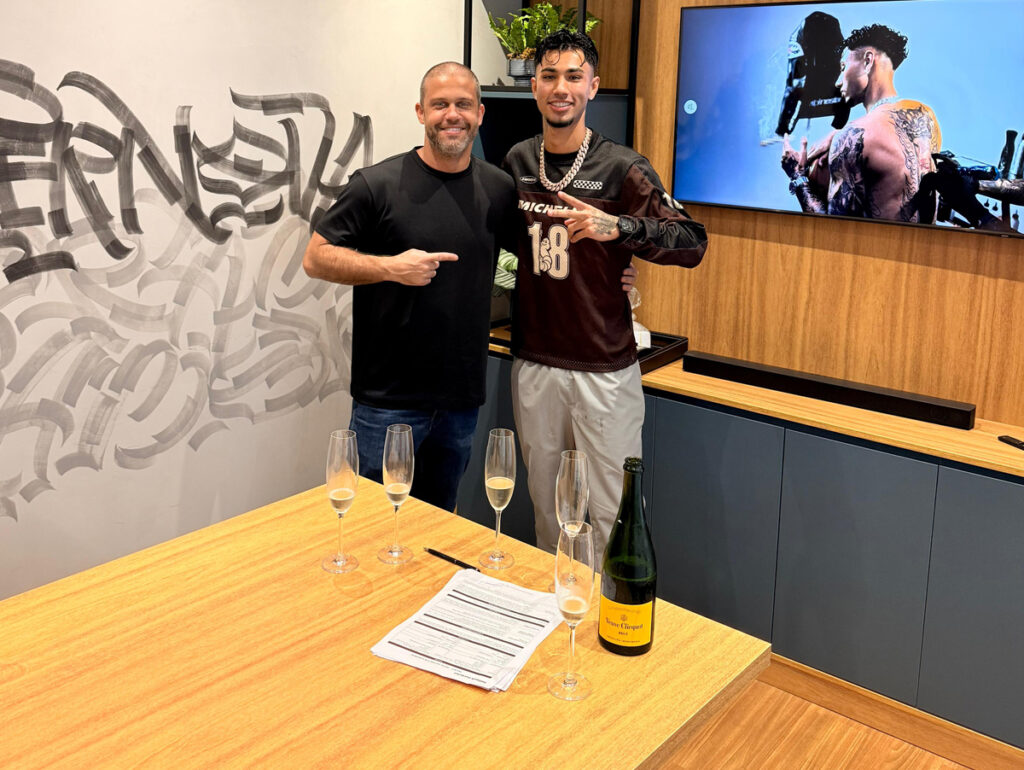 Jaime Costa (General Manager da Believe - Brasil e Portugal) e Ghard na assinatura de contrato - Crédito Divulgação Believe