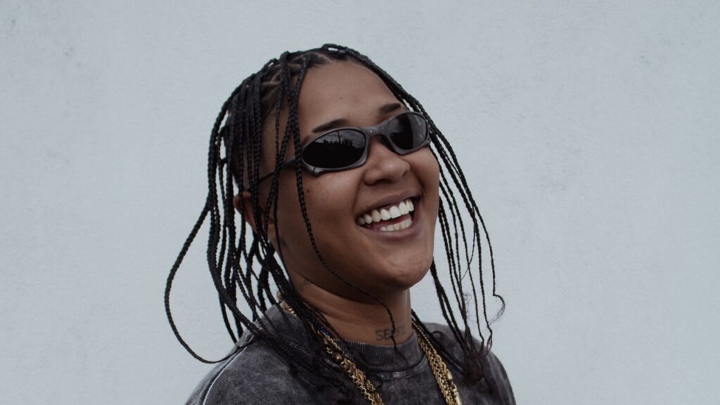 Clara Lima lança seu novo álbum "As Ruas Sabem”
