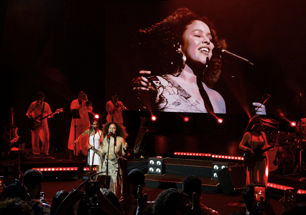 Rachel Reis encanta Salvador com show da "Divina Tour" que teve participação de Don L