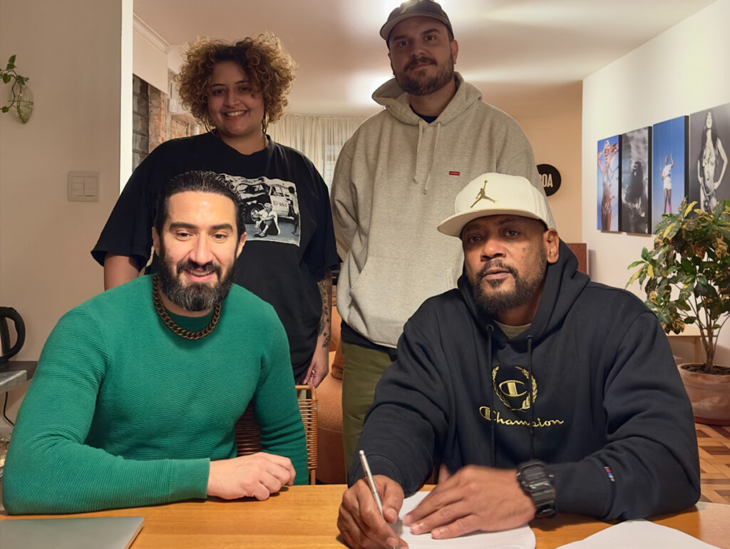 Tefa Bevenuto (A&R da BOA Música), Ariel Chacão (advogado Roc7), Fernando Dourado (country manager da BOA Música) e Edi Rock, na sede da BOA Música, em São Paulo (Crédito: Evandro Carrara)