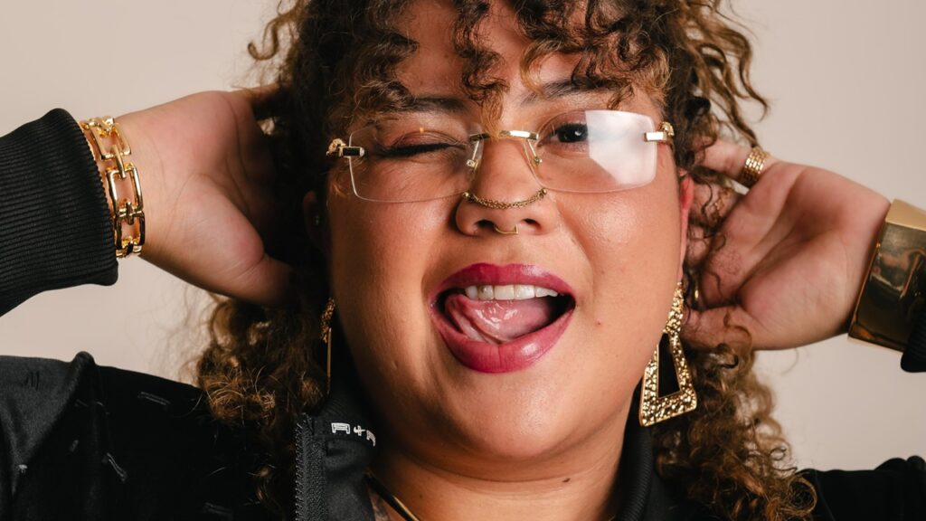 Mac Júlia Lança "Beijo na Boca" e Homenageia MC Pelé em Nova Fase da Carreira