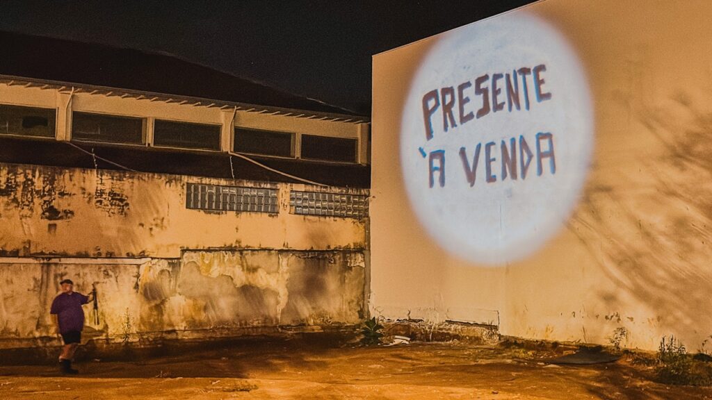 Projeções artísticas questionam a falta de preservação do patrimônio em Vargem Grande do Sul