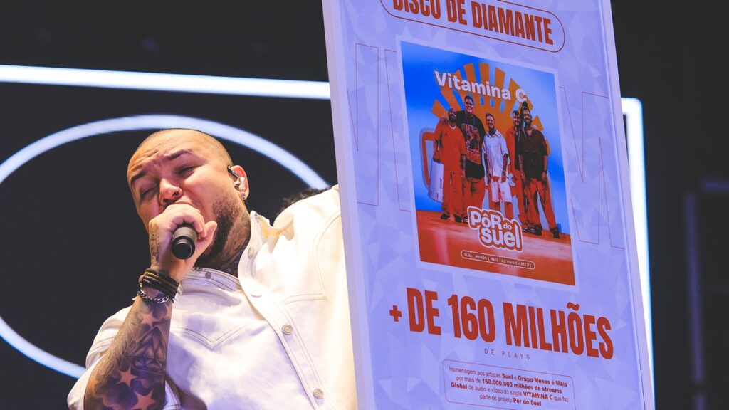 Suel recebe placa de Diamante pelo sucesso de "Vitamina C"