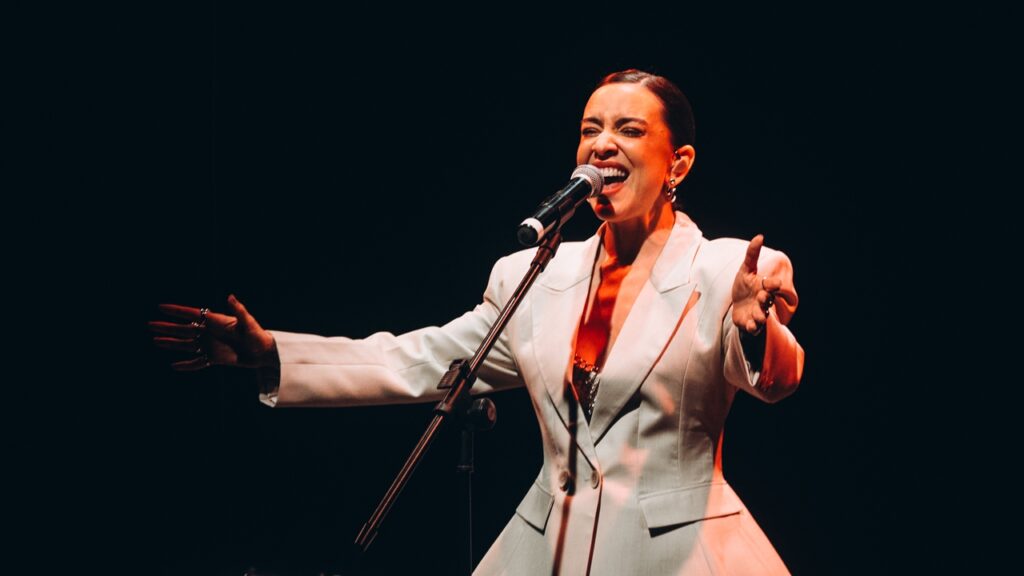 Casa do Cantador recebe Roberta Sá em espetáculo gratuito no Festival Canto a Canto