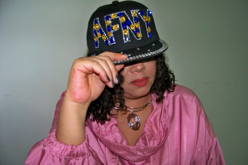 Dona Gi e a Voz que Não se Cala com Letras de Protesto