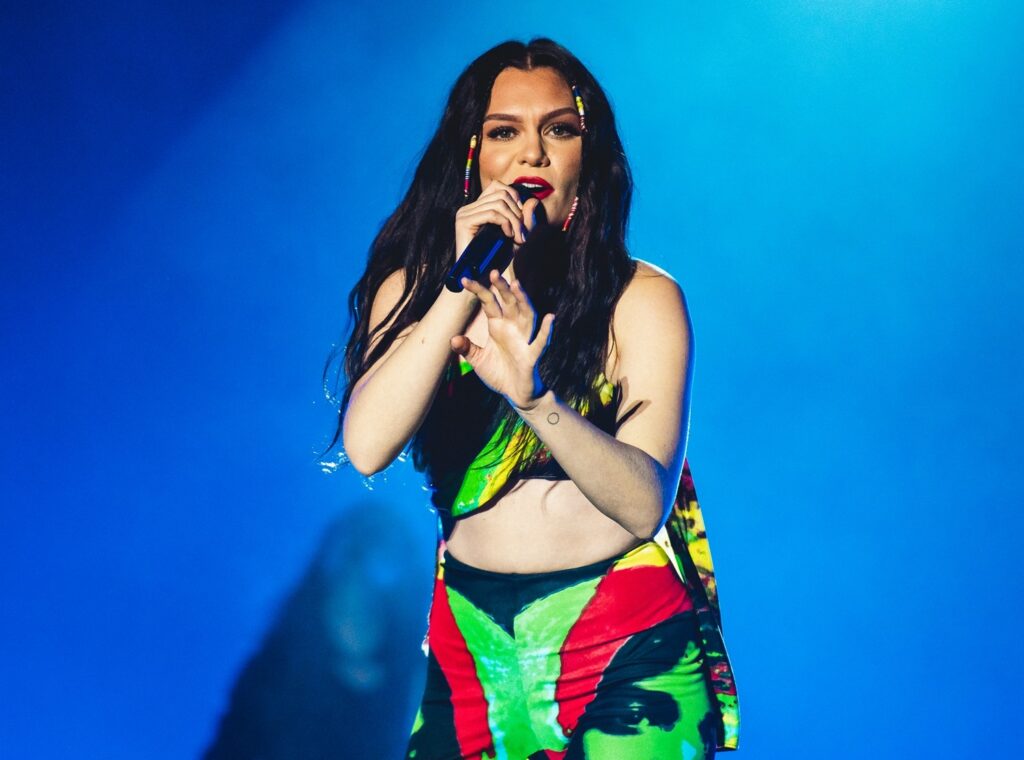 Jessie J confirma apresentação no The Town e anuncia que show será acústico