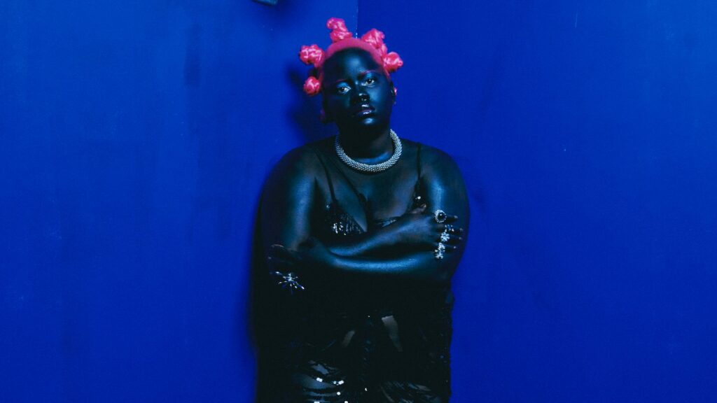 Uzi Freyja apresenta seu primeiro álbum e transforma dor em força no rap francês