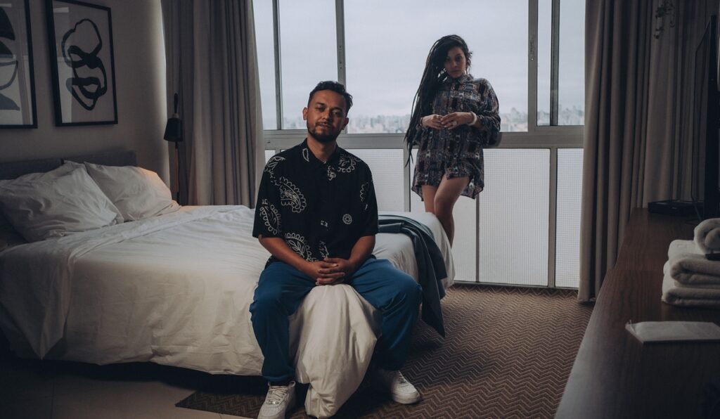 Rapper Ingles narra os entrelaces do amor no novo single ‘MAIS DE UMA VIDA’, ao lado de Marina Peralta