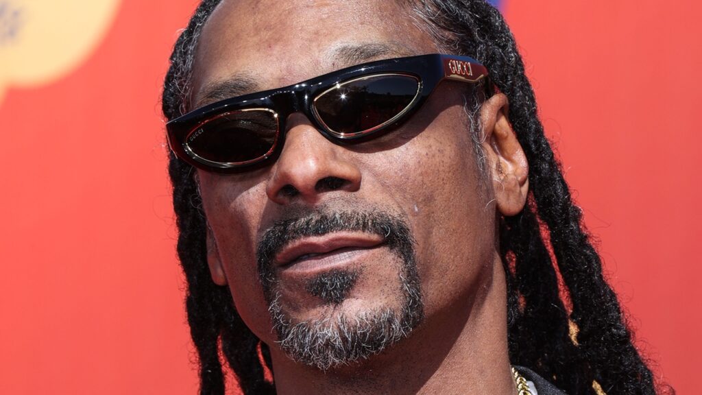 Snoop Dogg se Retrata após Comentários sobre Personagens LGBTQIA+ no Filme 'Lightyear'