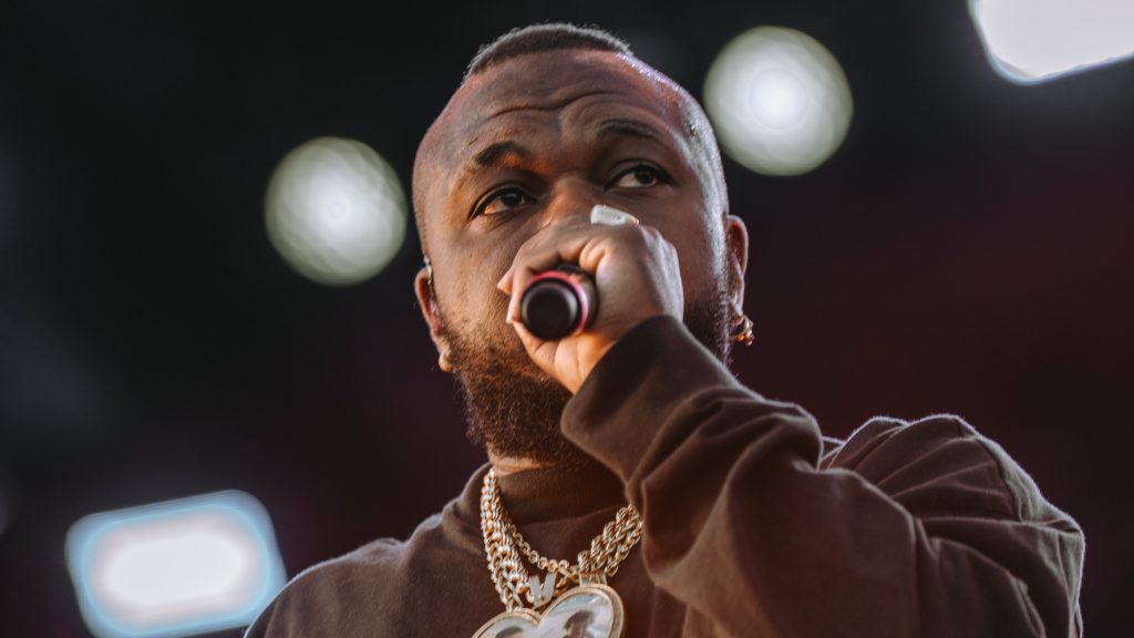 Djonga faz discurso potente no Rap In Cena e denuncia perseguição contra o hip hop e o funk