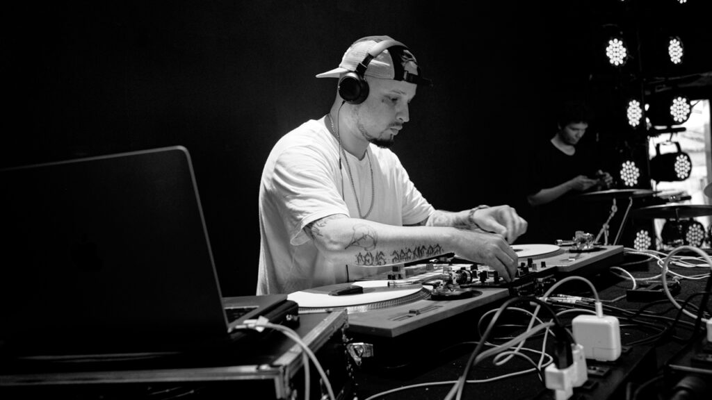 DJ Cost Lança 'Tá Ligado', Álbum Autoral que Celebra a História do Hip Hop de Belo Horizonte