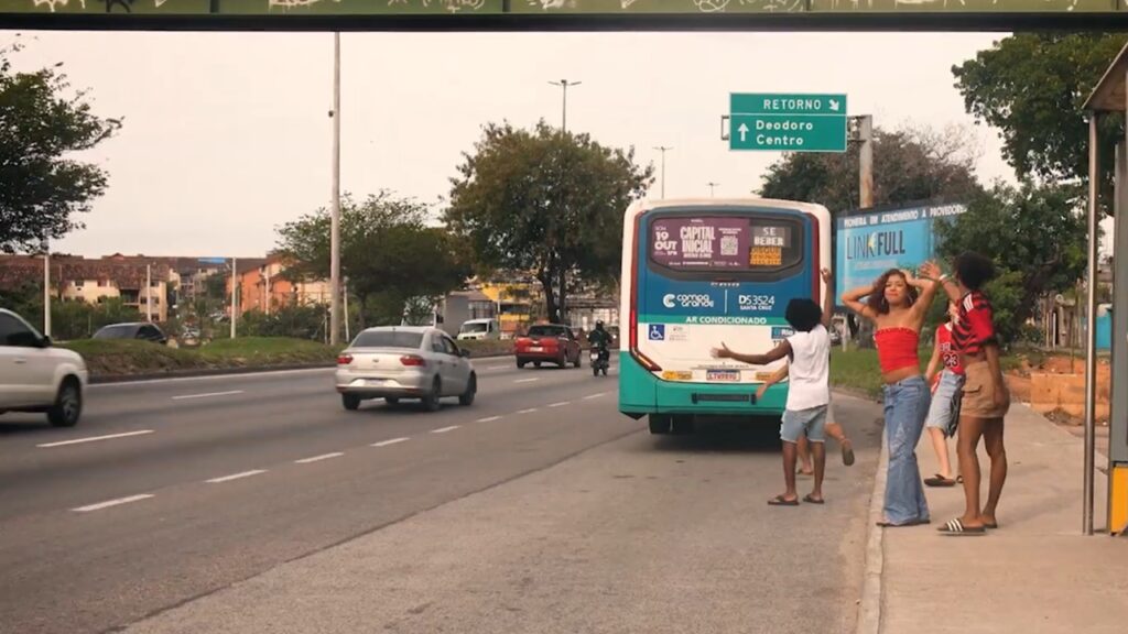 Isa Leall Lança 'Bomba Sem Relógio' em Crítica Poética ao Caos da Mobilidade Urbana do Rio