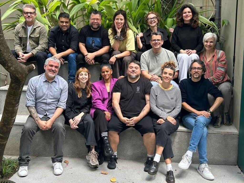 O Conselho da SIM São Paulo, fila superior: Marcos Passarini (Otorongo), Flavio Pinheiro (Musickeria), Ricardo Rodrigues, Roberta Martinelli, Fabiana Lian e Anita Carvalho. Na fila do meio: Mau Soares (Arca) e Erika Brandão. Fila de baixo: Coy Freitas, Juli Baldi, Marta Carvalho, Fabricio Nobre, Natalia Lebeis, Afonso Carvalho (Crédito: Mariana Martins / SIM São Paulo)