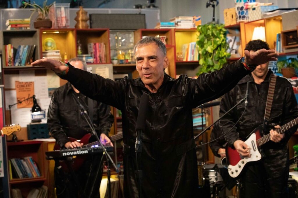 Tiny Desk Brasil recebe poesia e pop multilinguagem de Arnaldo Antunes