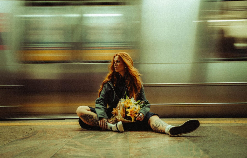 Elana Dara lança o EP “Perfumes & Cigarros” e inaugura o capítulo “Olfato” de seu projeto sensorial; ouça agora