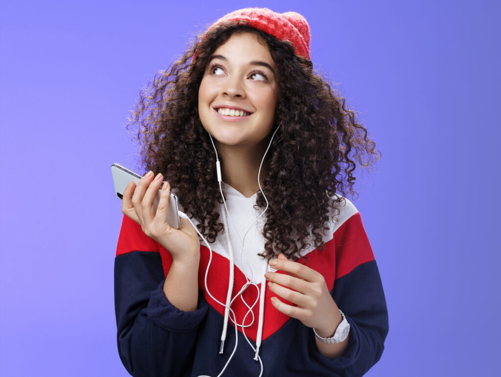 Adolescente ouve música, pesquisa