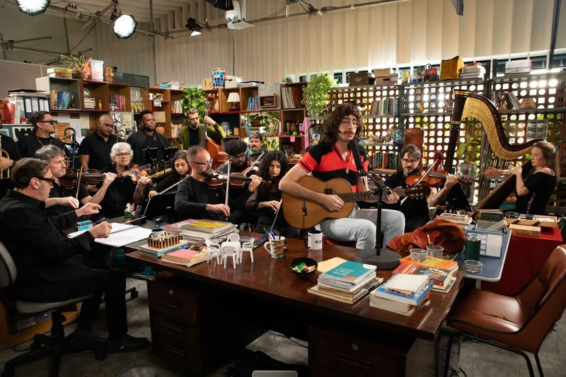Tim Bernardes e orquestra no Tiny Desk Brasil/ crédito fotos Fernanda Carvalho @_fernanda.carvalho_