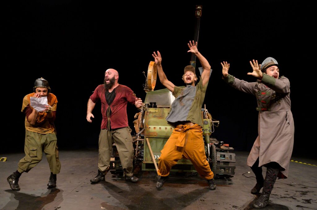 Trupe Lona Preta retorna aos palcos com o espetáculo “O Circo Bélico” no Sesc Belenzinho