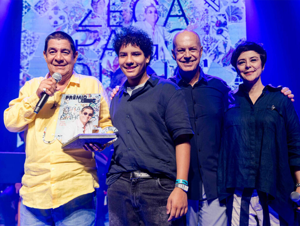 Zeca Pagodinho recebe o Prêmio UBC, ao lado do neto Noah, Marcelo Castello Branco e Fernanda Takai - foto- Miguel Sá