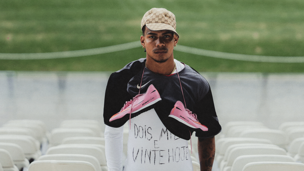 Danzo transforma maturidade em movimento no álbum “DOISMILEVINTEHOJE”