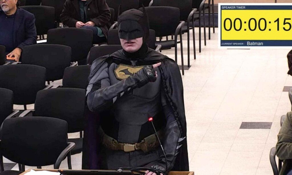 Homem Fantasiado de Batman "Invade" Prefeitura na Califórnia para Protestar Contra Operações do ICE