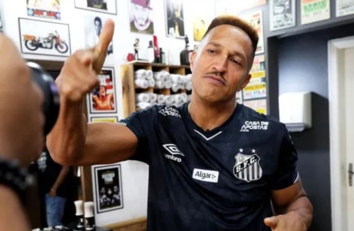Mano Brown com a camisa do Santos