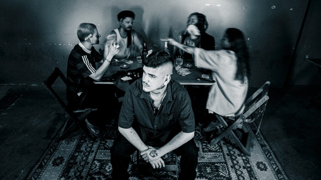 Tom Camelo Revela Detalhes do Novo EP "O Que Não Aquece Meu Coração, Esfria Meu Sangue"