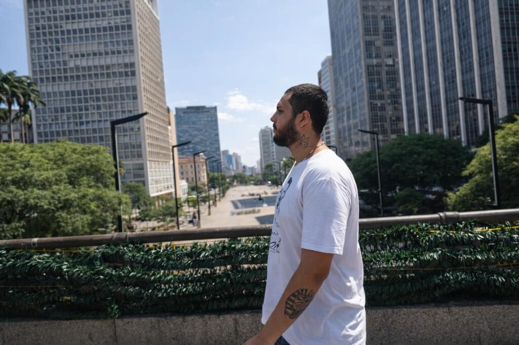 Um Manifesto de Resistência e Crítica Social