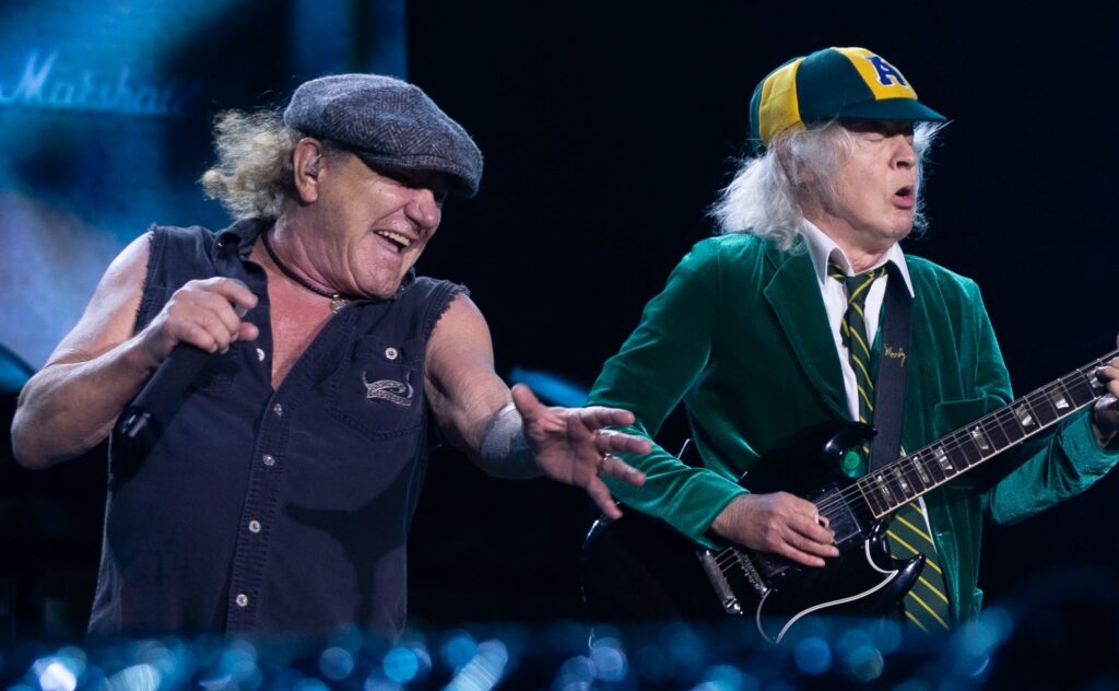 AC/DC incendeia o MorumBIS para mais de 70 mil fãs e faz primeiro de três shows no Brasil