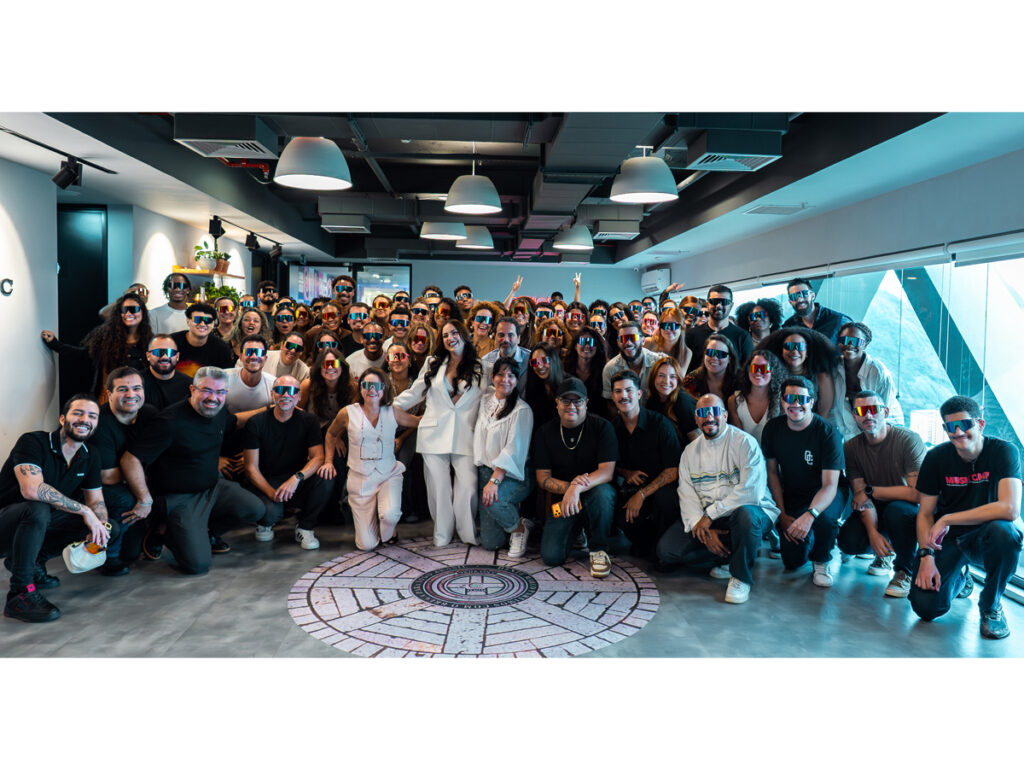 Raphaela Santos com o time da Sony Music Brasil