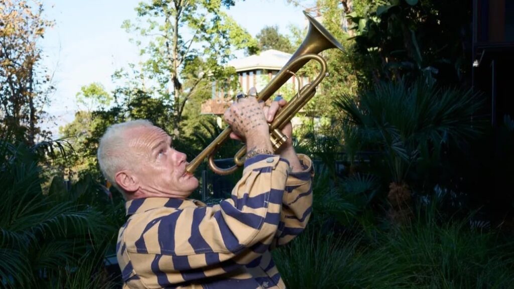 Flea encanta com bela versão de Frank Ocean ao trompete; ouça