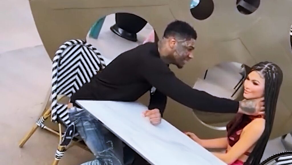 Rapper Blueface causa polêmica ao desrespeitar figuras de cera de Zendaya e Kylie Jenner no Madame Tussauds