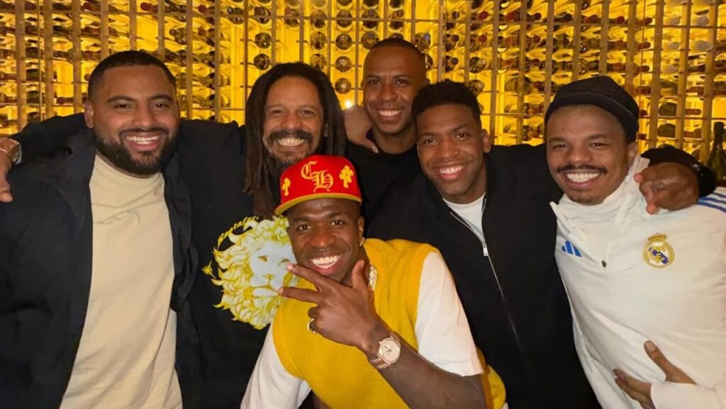 Vini Jr. celebra classificação do Real Madrid na Champions ao lado da família Marley