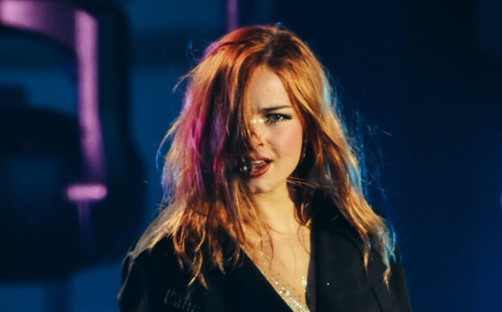 Addison Rae transforma o sonho da estrela pop em realidade no Lollapalooza Brasil