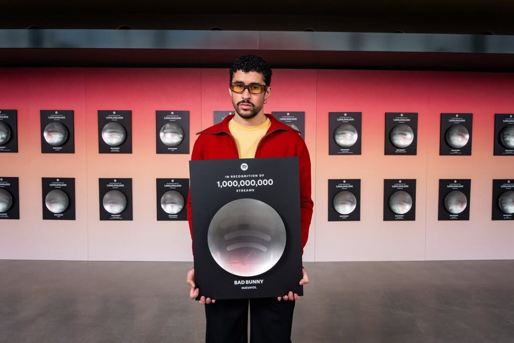 Bad Bunny celebra 29 músicas com mais de 1 bilhão de streams no Spotify com show no Japão