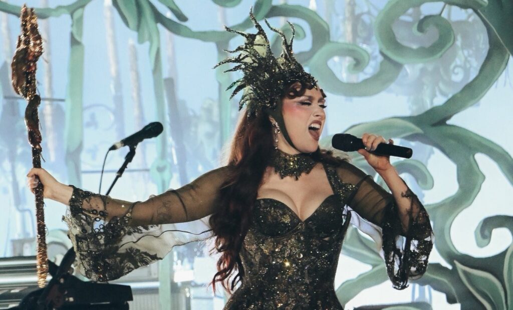 Em estreia no Brasil, Chappell Roan faz karaokê coletivo e encerra turnê com chave de ouro