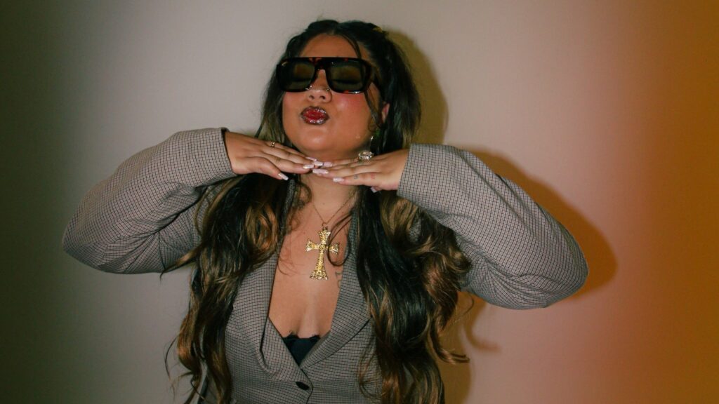 Mac Júlia leva a pista para o centro de sua narrativa no álbum “Segue o Baile”