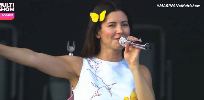 Marina celebra 16 anos de carreira resgatando favoritos dos fãs em show humilde, mas muito energético, no Lollapalooza