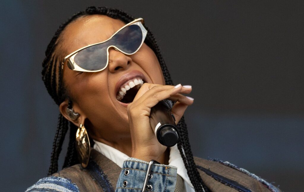 Negra Li celebra 30 anos de carreira em show emocionante no Lollapalooza BR com participação especial dos filhos