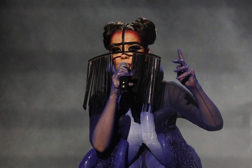 Björk anuncia rave na Islândia durante eclipse solar total