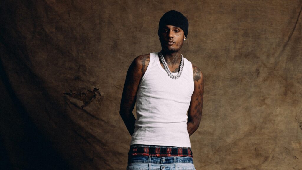 Derek mergulha em si e tensiona os limites do rap em “ARKANO”