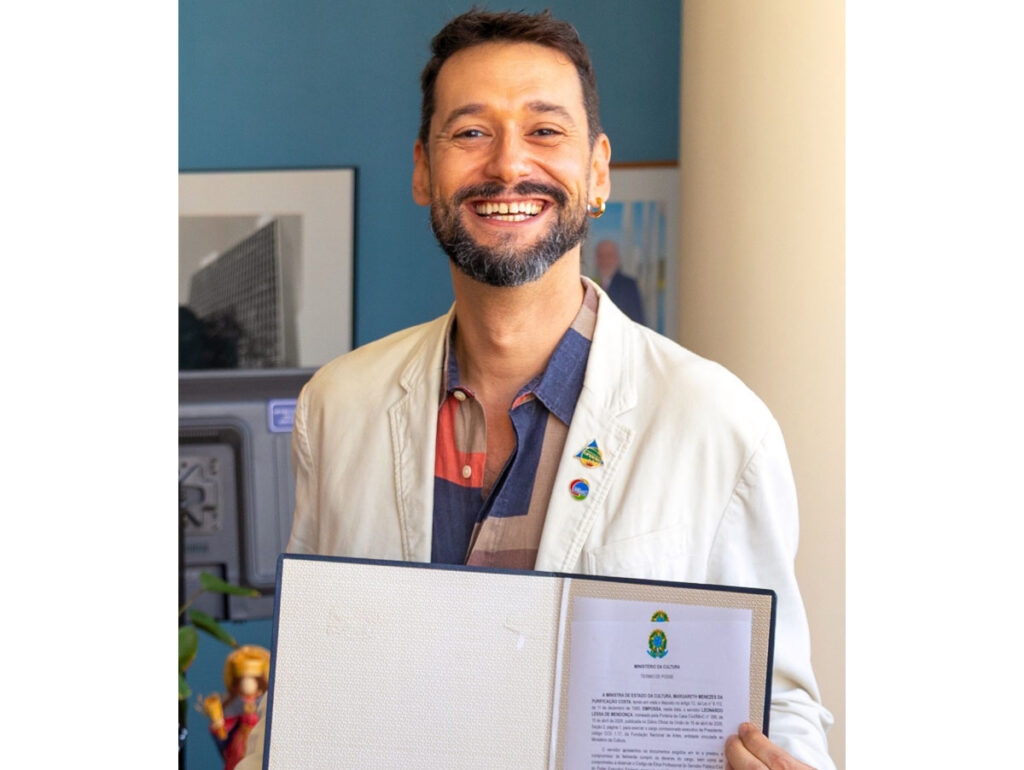 Leonardo Lessa exibe termo de posse à frente da Funarte