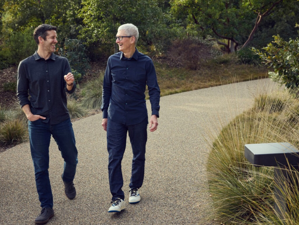 Tim Cook e John Ternus no Apple Park